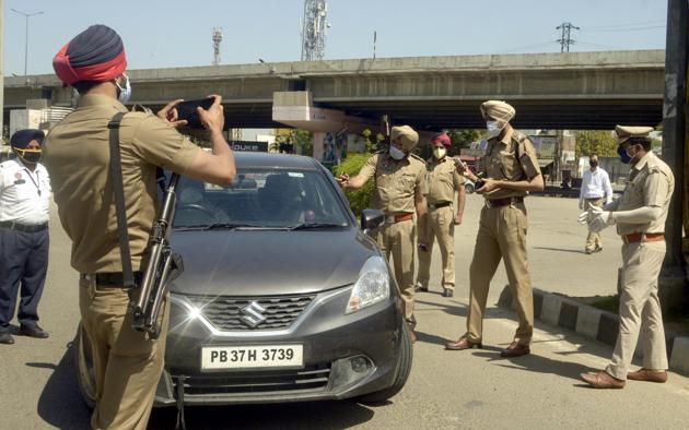 Police personnel keeping a check on movement of vehicles amid the curfew on Old Sabzi Mandi road in Ludhiana. (Gurpreet Singh) Police personnel keeping a check on movement of vehicles amid the curfew on Old Sabzi Mandi road in Ludhiana. (Gurpreet Singh)