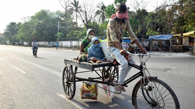 Daily wagers out during lockdown against coronavirus, in Khazapura, Patna, Bihar. (Parwaz Khan/HT Photo) Daily wagers out during lockdown against coronavirus, in Khazapura, Patna, Bihar. (Parwaz Khan/HT Photo)