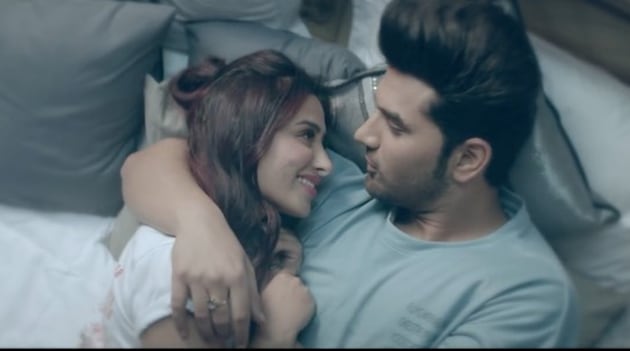 Paras Chhabra and Mahira Sharma in the music video of Baarish.