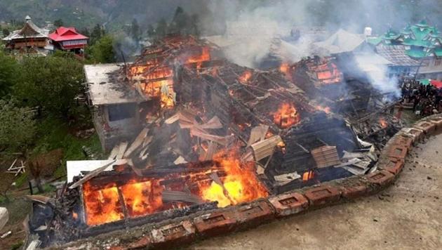 The fire broke out in the woman’s house and in no time spread in nearby houses. (HT Photo) The fire broke out in the woman’s house and in no time spread in nearby houses. (HT Photo)