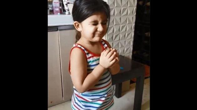 The image shows little kid of Karanvir Bohra with folded hands.(Twitter/@KVBohra)