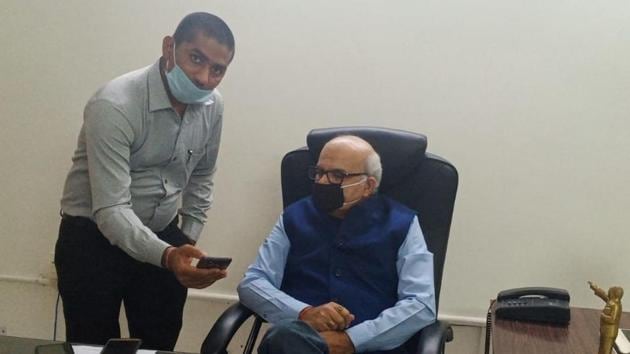 Guru Jambheshwar University of Science and Technology’s vice-chancellor inaugurating the application.(HT PHOTO)