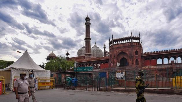 Police and paramilitary personnel keep vigil near the Jama Masjid during lockdown, ahead of Ramzan in New Delhi, India. (Biplov Bhuyan/HT PHOTO) Police and paramilitary personnel keep vigil near the Jama Masjid during lockdown, ahead of Ramzan in New Delhi, India. (Biplov Bhuyan/HT PHOTO)