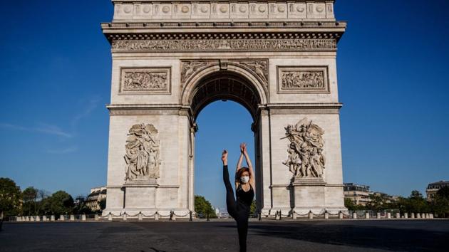 Yara al-Hasbani performs in front of Paris' Arc de Triomphe. “It is really strange to see these monuments deserted,” said the choreographer. She said it was wonderful “to admire the city without noise and tourists but at the same time it was sad, as if it was abandoned.” (Sameer Al-DOUMY / AFP)