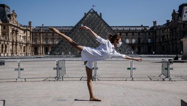 Syrian dancer and choreographer Yara al-Hasbani performs in front the Louvre museum pyramid in Paris on the 37th day of a strict lockdown in France to stop the spread of COVID-19 (novel coronavirus). Hasbani, her mother and two siblings came to France three years ago after they were granted refugee visas in Europe. (Sameer Al-DOUMY / AFP)