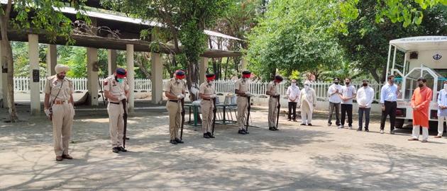 Police personnel paying respects to freedom fighter Bhajan Singh Sohal in Ludhiana on Sunday. (HT Photo) Police personnel paying respects to freedom fighter Bhajan Singh Sohal in Ludhiana on Sunday. (HT Photo)