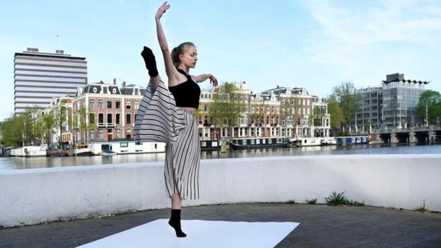 Ballet dancer Yvonne Slingerland Cosialls of the Dutch National Ballet performs on the streets of Amsterdam for the "Gently Quiet" project, amid the coronavirus disease (COVID-19) outbreak, in Amsterdam, the Netherlands April 24, 2020. REUTERS/Piroschka van de Wouw (REUTERS)