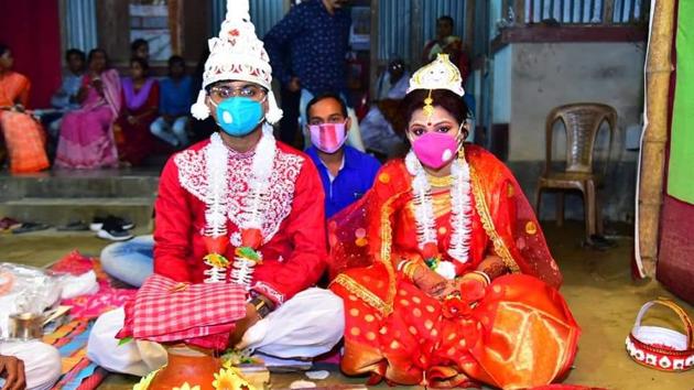 Sunny Sutradhar, 24, a supervisor in export sector in Delhi got married to Subhra Shil, a swimming instructor at a school in Delhi.(HT photo)