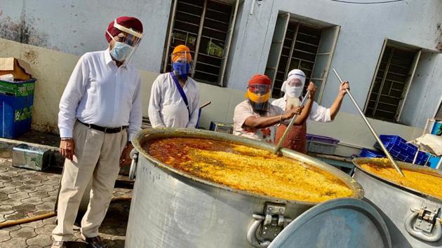 Sant Singh Mokha (left) is seen supervising the volunteers at the community kitchen. (HT/PHOTO) Sant Singh Mokha (left) is seen supervising the volunteers at the community kitchen. (HT/PHOTO)