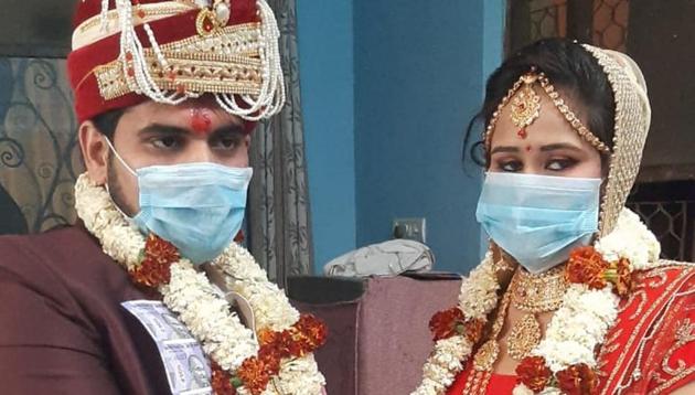 The couple performs wedding rituals wearing masks in Rewari.(HT PHOTO) The couple performs wedding rituals wearing masks in Rewari.(HT PHOTO)