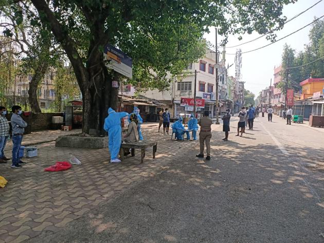 As a result of the carrot and stick policy, more than 300 people from the area of Kasaibada have been tested and now there is no resistance to testing. (HT Photo) As a result of the carrot and stick policy, more than 300 people from the area of Kasaibada have been tested and now there is no resistance to testing. (HT Photo)