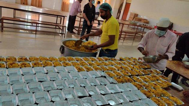 Dr APJ Abdul Kalam Technical University is feeding the poor in times of coronavirus.(HT)