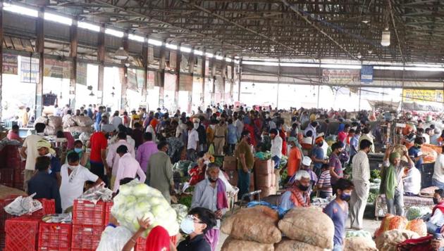Unmindful of social distancing, people gathered at the vegetable market near Jalandhar Bypass in Ludhiana on Saturday. (HT Photo) Unmindful of social distancing, people gathered at the vegetable market near Jalandhar Bypass in Ludhiana on Saturday. (HT Photo)