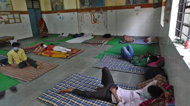 Delhi has 259 regular shelter homes for the homeless, of whom 112 are porta-cabins, 111 are inside buildings and 36 are tents.(Amal KS/HT file photo)