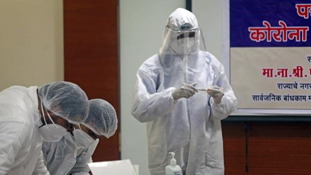 Doctors taking the samples of media persons who work on the fields amid the COVID-19 lockdown against the coronavirus outbreak, in Mumbai on April 23. (ANI) Doctors taking the samples of media persons who work on the fields amid the COVID-19 lockdown against the coronavirus outbreak, in Mumbai on April 23. (ANI)