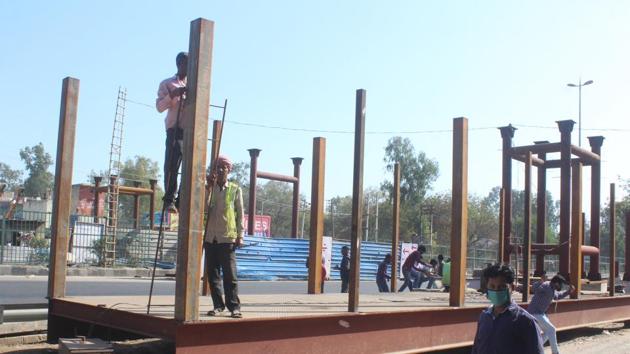 A district administration spokesperson said that work can be resumed at those sites, where labourers are already staying. (Yogendra Kumar/HT file photo) A district administration spokesperson said that work can be resumed at those sites, where labourers are already staying. (Yogendra Kumar/HT file photo)
