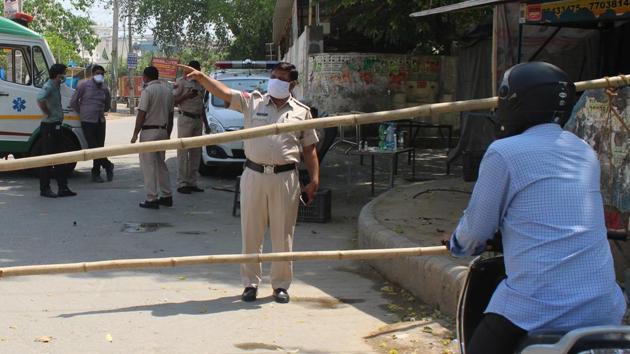 Gurugram Police directs a commuter at Jharsa village – one of the coronavirus containment zones, during lockdown to curb the spread of coronavirus, at Sector 39, in Gurugram, India, on Friday, April 24, 2020. (Yogendra Kumar/HT PHOTO) Gurugram Police directs a commuter at Jharsa village – one of the coronavirus containment zones, during lockdown to curb the spread of coronavirus, at Sector 39, in Gurugram, India, on Friday, April 24, 2020. (Yogendra Kumar/HT PHOTO)
