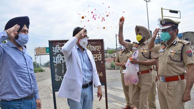 Ludhiana police commissioner Rakesh Agrawal showering flowers as a gratitude to doctors on the frontline of the war against Covid-19 as the medical professional salute them for their bravery amid the lockdown. (GURPREET SINGH/HT) Ludhiana police commissioner Rakesh Agrawal showering flowers as a gratitude to doctors on the frontline of the war against Covid-19 as the medical professional salute them for their bravery amid the lockdown. (GURPREET SINGH/HT)