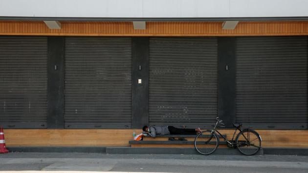 A private security guard rests outside a shop, during Covid-19 lockdown in Jaipur, on Sunday.(Himanshu Vyas/HT Photo)