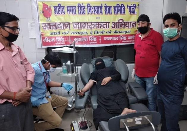 Alisha Khan donating blood at district hospital in Lakhimpur on Saturday.(HT Photo) Alisha Khan donating blood at district hospital in Lakhimpur on Saturday.(HT Photo)