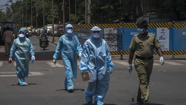 Healthcare workers move towards Dharavi in Mumbai to conduct check-up for Covid-19 on Monday. (Pratik Chorge/HT Photo)