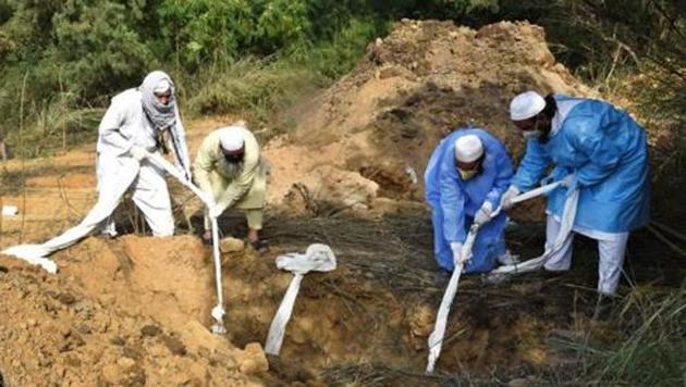 The four petitioners said that there are three interconnected Muslim cemeteries at the site and all of them are at the heart of Bandra West and are surrounded by thickly populated residential areas. (Image used for representation). (AJAY AGGARWAL/HT PHOTO.) The four petitioners said that there are three interconnected Muslim cemeteries at the site and all of them are at the heart of Bandra West and are surrounded by thickly populated residential areas. (Image used for representation). (AJAY AGGARWAL/HT PHOTO.)