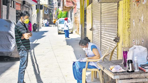 Other parts of south Delhi, closer to Hauz Rani, Malviya Nagar and one belt in the Mehrauli neighbourhood, were sealed on Monday after being notified as red zones. (Amal KS/HT file photo) Other parts of south Delhi, closer to Hauz Rani, Malviya Nagar and one belt in the Mehrauli neighbourhood, were sealed on Monday after being notified as red zones. (Amal KS/HT file photo)