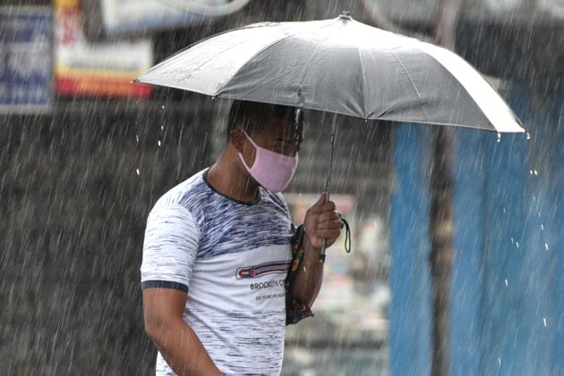 A man wearing facemask seen during light rainfall at Manicktala crossing in Kolkata, West Bengal. (Samir Jana/HT Photo) A man wearing facemask seen during light rainfall at Manicktala crossing in Kolkata, West Bengal. (Samir Jana/HT Photo)