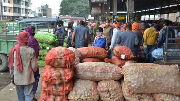 For reducing rush at the market due to Covid-19 fear, it had been decided that arhtiyas could sell vegetables and fruits only on Tuesdays, Thursdays and Saturdays in the market and sell the same to ward-wise vendors from 4am to 10pm every day at the designated sites as no street vendor is allowed to enter the market. (HT Photo) For reducing rush at the market due to Covid-19 fear, it had been decided that arhtiyas could sell vegetables and fruits only on Tuesdays, Thursdays and Saturdays in the market and sell the same to ward-wise vendors from 4am to 10pm every day at the designated sites as no street vendor is allowed to enter the market. (HT Photo)