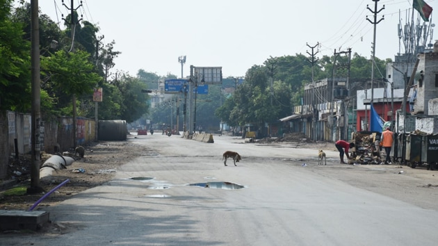 A deserted road in Varanasi during the day-long complete shut down in the city due to rise in Covid-19 cases, April 29, 2020.(HT Photo) A deserted road in Varanasi during the day-long complete shut down in the city due to rise in Covid-19 cases, April 29, 2020.(HT Photo)