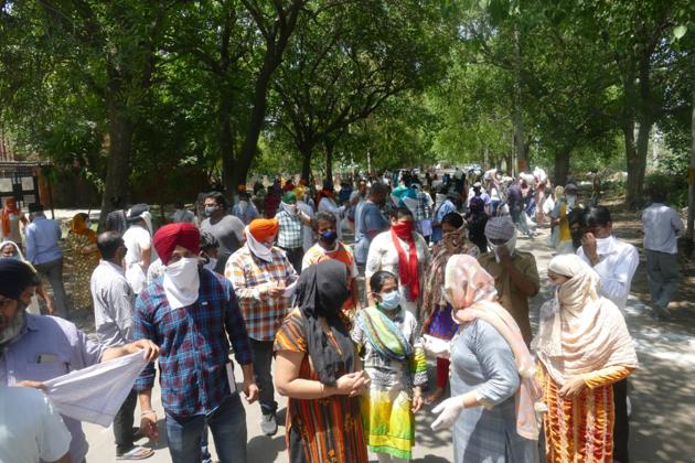Over 200 residents had gathered in Dugri Phase 1 (ward number 44) in Ludhiana when administration officials reached the area. (ht photo) Over 200 residents had gathered in Dugri Phase 1 (ward number 44) in Ludhiana when administration officials reached the area. (ht photo)