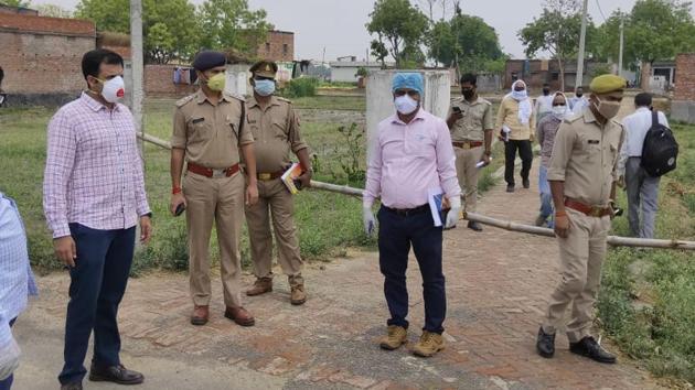 Barricading in corona hotspot area of Arjunpur in Varanasi. (HT Photo) Barricading in corona hotspot area of Arjunpur in Varanasi. (HT Photo)