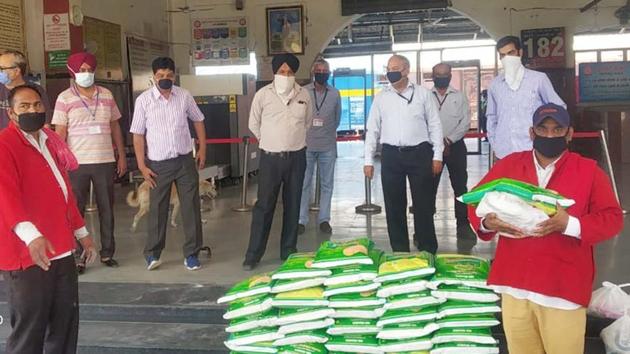 A coolie after receiving a ration kit at Ludhiana railway station on Monday. Each kit comprised 5kg wheat flour, 2kg rice, 1kg pulses, salt, sugar and 1 litre oil. (HT Photo) A coolie after receiving a ration kit at Ludhiana railway station on Monday. Each kit comprised 5kg wheat flour, 2kg rice, 1kg pulses, salt, sugar and 1 litre oil. (HT Photo)