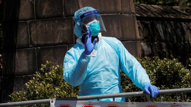 A healthcare worker greats people outside the Brooklyn Hospital Center during the outbreak of coronavirus disease in the Brooklyn borough of New York City, New York, US. (Reuters File Photo) A healthcare worker greats people outside the Brooklyn Hospital Center during the outbreak of coronavirus disease in the Brooklyn borough of New York City, New York, US. (Reuters File Photo)