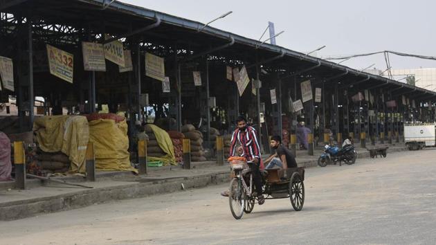 Azadpur Mandi in Delhi during rhe nationwide coronavirus lockdown.(Vipin Kumar/HT PHOTO)