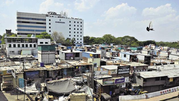 A spot check by HT on Monday to congested slum areas like Tadiwala road, Patil Estate, Lakshminagar and Lumbininagar revealed that social distancing is not a realistic expectation here.(Shankar Narayan/HT PHOTO)