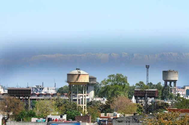 The Dhauladhar range of mountains is visible from Jalandhar due to a drop in pollution levels, April 3, 2020. The ranges are around 200 kilometres away from the city(Pardeep Pandit/Hindustan Times) The Dhauladhar range of mountains is visible from Jalandhar due to a drop in pollution levels, April 3, 2020. The ranges are around 200 kilometres away from the city(Pardeep Pandit/Hindustan Times)