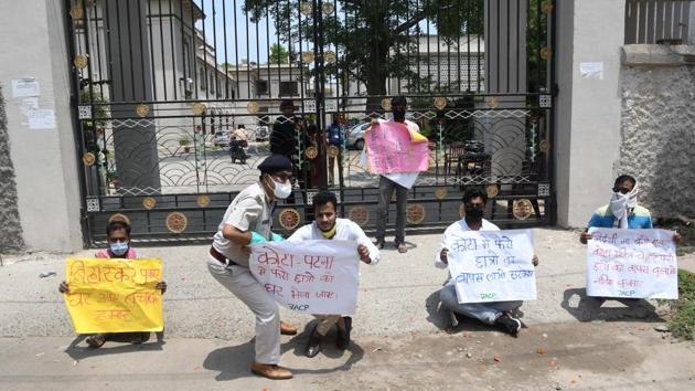 Police detaining the members of Jan Adhikar Chhatra Parishad (JACP) during their demonstration foe demanding state government call back to students stuck in the Rajasthan’s Kota during the ongoing nationwide lockdown by Central government for protection of Covid-19 virus at Patna University in Patna, India, on Tuesday, April 28, 2020. (Parwaz Khan /HT PHOTO) Police detaining the members of Jan Adhikar Chhatra Parishad (JACP) during their demonstration foe demanding state government call back to students stuck in the Rajasthan’s Kota during the ongoing nationwide lockdown by Central government for protection of Covid-19 virus at Patna University in Patna, India, on Tuesday, April 28, 2020. (Parwaz Khan /HT PHOTO)