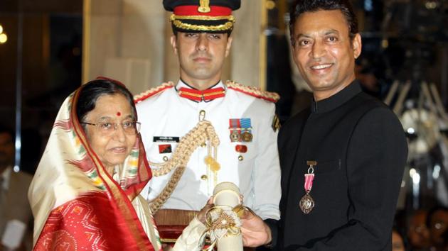 Former President Pratibha Patil confers the Padma Shri award on the actor at Rashtrapati Bhavan on March 31, 2011. In March 2018, Khan disclosed he had been diagnosed with a neuroendocrine tumour, but after extensive treatment made a recovery to shoot Angrezi Medium, the film that would turn out to be his last. (Sunil Saxena / HT Archive) Former President Pratibha Patil confers the Padma Shri award on the actor at Rashtrapati Bhavan on March 31, 2011. In March 2018, Khan disclosed he had been diagnosed with a neuroendocrine tumour, but after extensive treatment made a recovery to shoot Angrezi Medium, the film that would turn out to be his last. (Sunil Saxena / HT Archive)