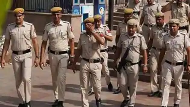 Gautam Budh Nagar police commissioner Alok Singh Tuesday evening conducted a surprise inspection of security arrangements at check posts at Chilla border and Badalpur.(Gokul VS/Hindustan Times(Representative))