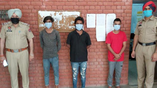 The three drug peddlers in custody of Ludhiana STF on Thursday.(HT Photo)