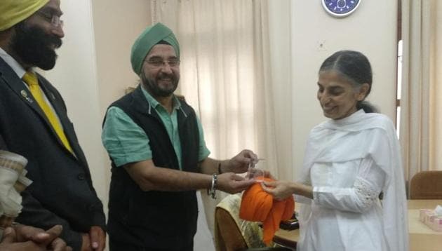 Charnjit Singh Sahni (centre) believes in being of service to humanity. (HTPHOTO) Charnjit Singh Sahni (centre) believes in being of service to humanity. (HTPHOTO)