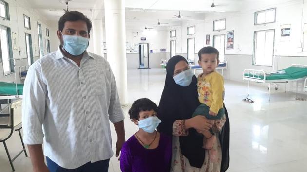 Sameer Bagwan (left) along with his family members who recovered from Covid-19 at Aundh Civil hospital. (Milind Saukar/HT Photo) Sameer Bagwan (left) along with his family members who recovered from Covid-19 at Aundh Civil hospital. (Milind Saukar/HT Photo)