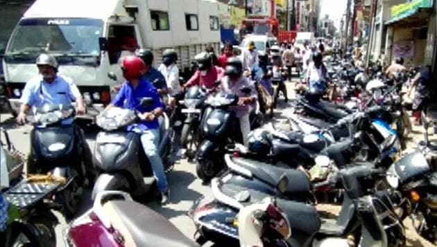 Heavy traffic in COimbatore on Thursday after Tamil Nadu government announced relaxation in Covid-19 lockdown. (ANI Photo) Heavy traffic in COimbatore on Thursday after Tamil Nadu government announced relaxation in Covid-19 lockdown. (ANI Photo)