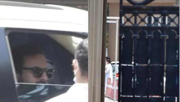 Saif Ali Khan and Kareena Kapoor reach hospital to pay tributes to Rishi Kapoor. Saif Ali Khan and Kareena Kapoor reach hospital to pay tributes to Rishi Kapoor.