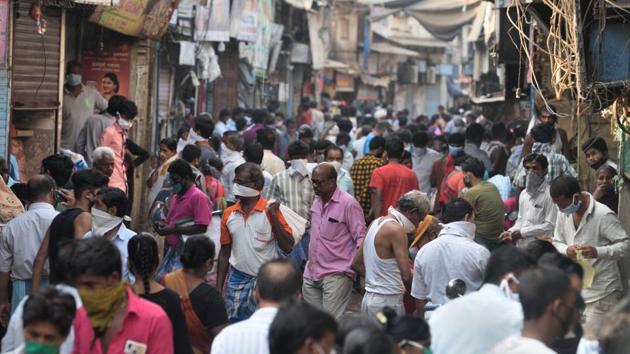 Rush at a vegetable market in Mumbai’s Dharavi on Wednesday.(Satish Bate/HT Photo) Rush at a vegetable market in Mumbai’s Dharavi on Wednesday.(Satish Bate/HT Photo)