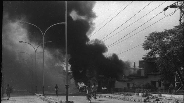 Smoke bellows from a street in New Delhi in November 1984 during the anti-Sikh riots. (HT Archival Photo) Smoke bellows from a street in New Delhi in November 1984 during the anti-Sikh riots. (HT Archival Photo)