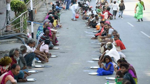 A food distribution by volunteers near Buddha Smriti Park during nationwide lockdown in the wake of the coronavirus, in Patna, Bihar on Wednesday April 29, 2020. (Santosh Kumar/HT Photo) A food distribution by volunteers near Buddha Smriti Park during nationwide lockdown in the wake of the coronavirus, in Patna, Bihar on Wednesday April 29, 2020. (Santosh Kumar/HT Photo)