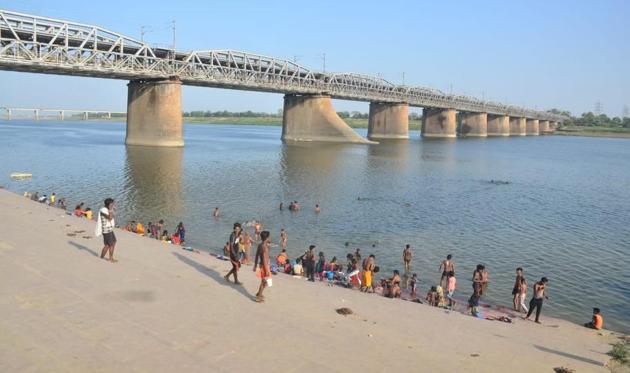 Gaughat with bathers in groups during lockdown. (Anil Kumar Maurya/HT Photo) Gaughat with bathers in groups during lockdown. (Anil Kumar Maurya/HT Photo)