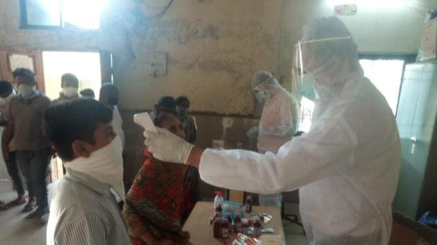 Dr Choudhari (right) is seen screening his patients. (HT/PHOTO) Dr Choudhari (right) is seen screening his patients. (HT/PHOTO)